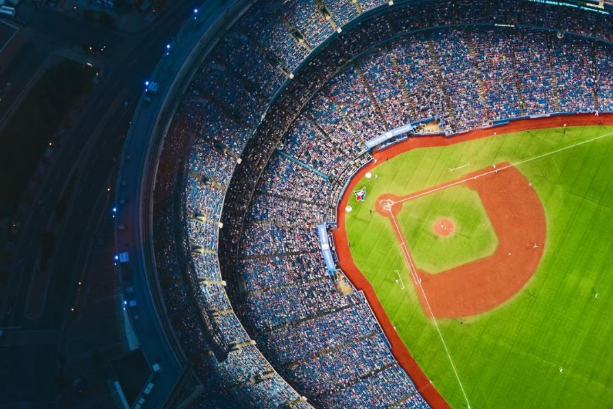 Luftaufnahme eines Sportstadions bei Nacht – Tipps zum Erstellen von Videos, die beliebte Live-Events hervorheben – Bild