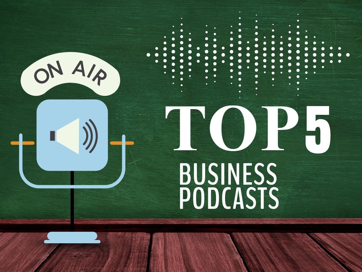 &#39;Top 5 Business Podcasts&#39; escrito em uma sala com fundo de mesa - Dicas para podcasts de negócios no YouTube - Imagem