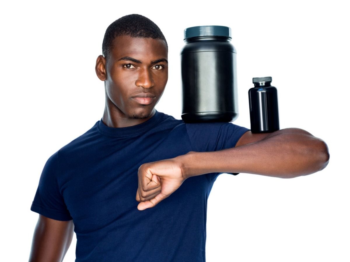 Homme en équilibre sur deux produits protéinés sur son bras - Idées pour réaliser des vidéos promotionnelles de suppléments sur YouTube - Image