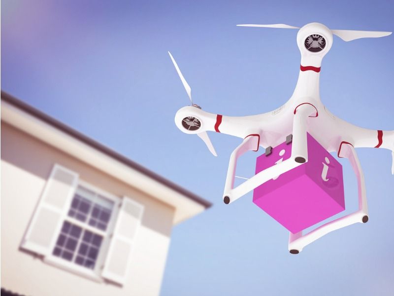 Drone no ar com pacote rosa