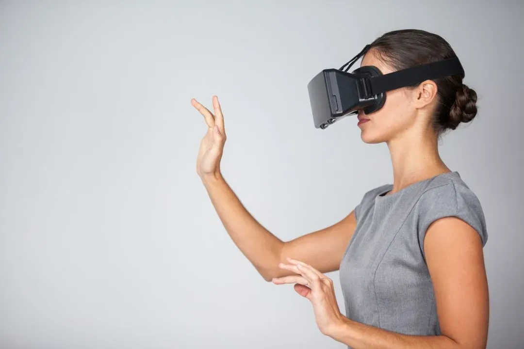 Woman using virtual reality headset - Image