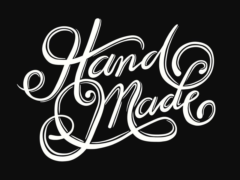 Handgezeichnetes Wort „handgemacht“. Weißer Text auf schwarzem Hintergrund – handgezeichnete Typografie bleibt auch 2019 beliebt – Bild