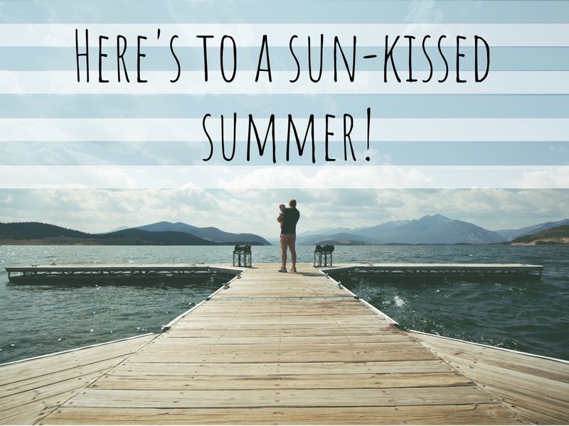 Blick auf einen Mann mit einem Kind im Arm, der auf dem Pier steht und in die Ferne blickt und sagt: „Auf einen sonnenverwöhnten Sommer!“ als Titel – Nautische Streifen werden sich 2019 weiterentwickeln – Bild