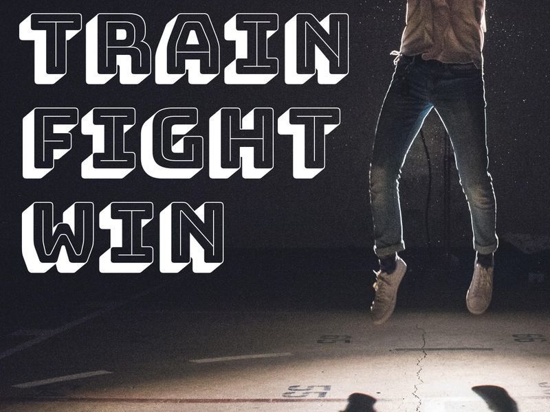 Ansicht eines springenden Mannes in Jeans und Turnschuhen und der Überschrift „Train Fight Win“ – Outline-Typografie eröffnet das Design und wird noch beliebter – Bild