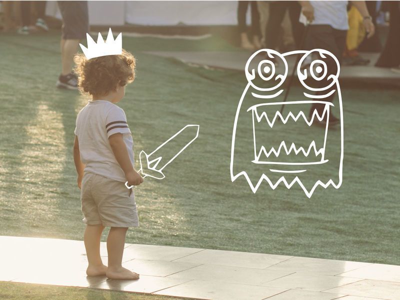 Ein Kind in Shorts und T-Shirt steht am Wasser, mit einer Krone, einem Schwert und einem Monster auf dem Foto – Die Kombination von Illustrationen mit echten Fotografien in einem Design kann unerwartete Perspektiven eröffnen – Bild