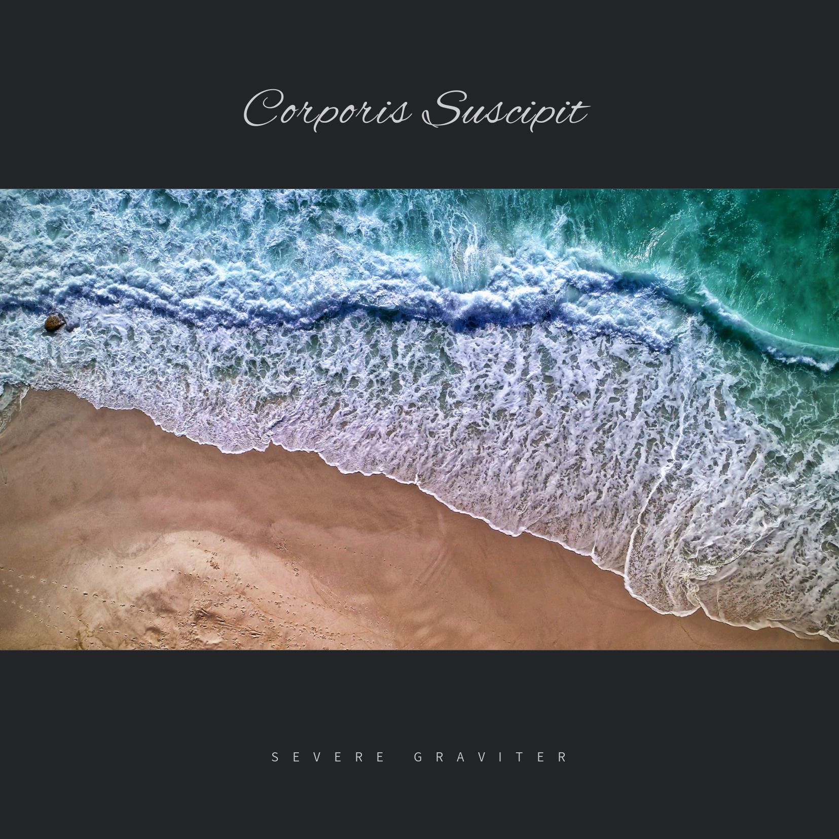Wellen rollen über einen Sandstrand mit Text – Meeresbilder im Albumcover-Design – Bild