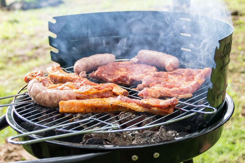 BBQ grill - Tips for throwing a summer barbecue party - Image