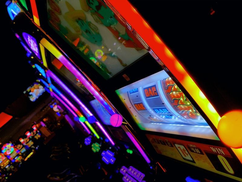 Illuminated slot machines - Take a trip back to your childhood with arcade machines at your birthday party - Image