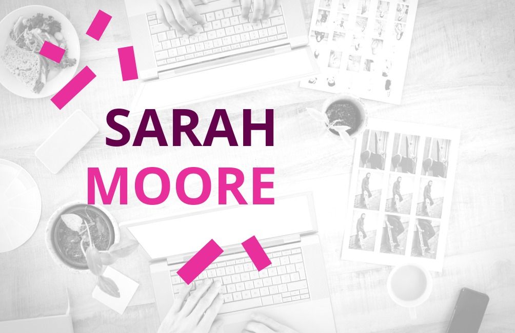 Ejemplo de tarjeta de presentación de Sarah Moore con una imagen de fondo transparente de una computadora y fotografías