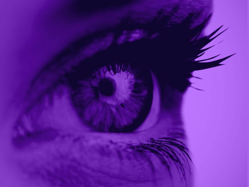 théorie des couleurs violet - Image d'oeil avec filtre violet - Image