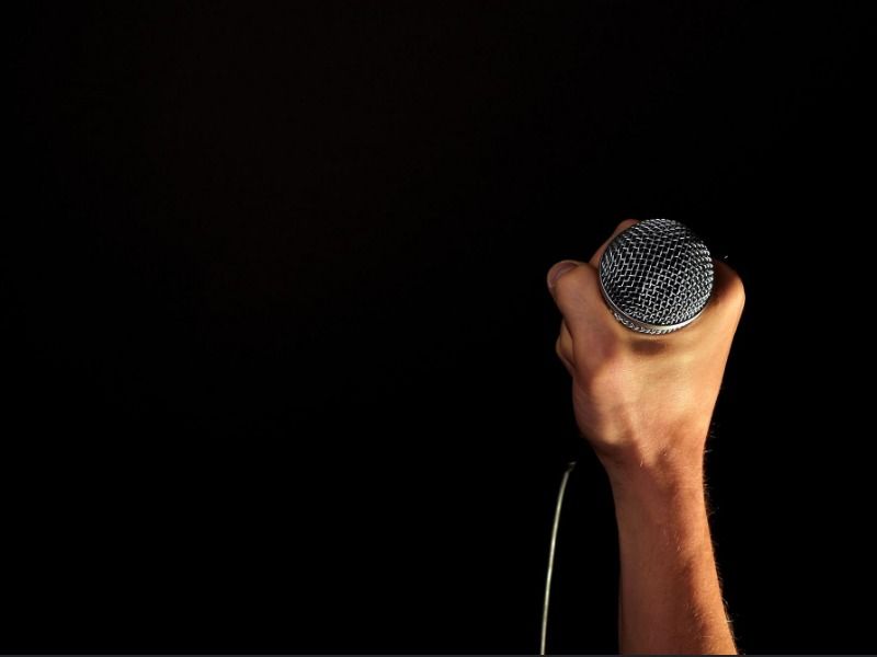 Brand ambassador with a microphone - How to organize an ambassador programs for your brand - Image