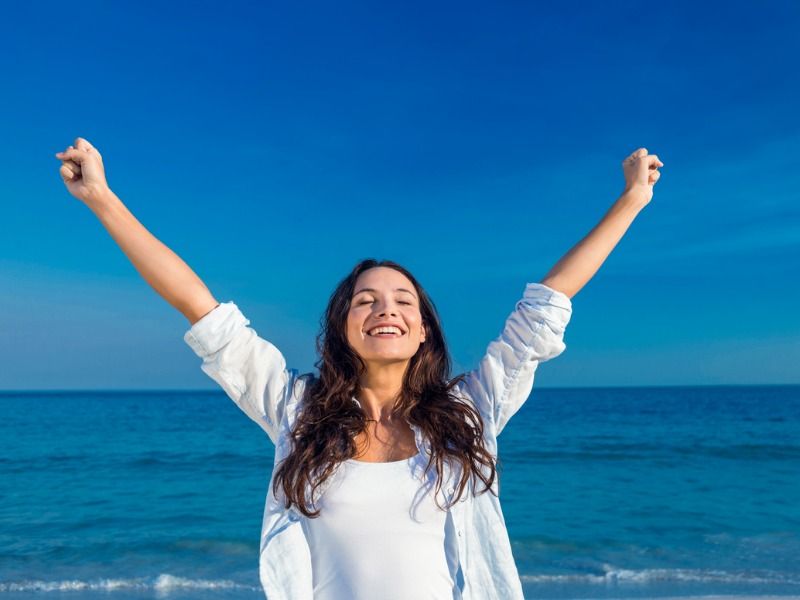 Marketing image of a happy woman - Tips on emotional marketing - Image