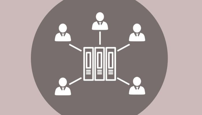 Ilustração de pessoas ao redor de um centro de servidores em um círculo cinza
