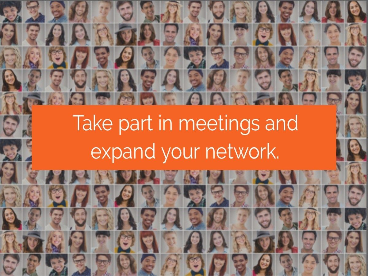Banner laranja em um fundo de fotos de perfil com texto dizendo Participe de reuniões e expanda sua rede