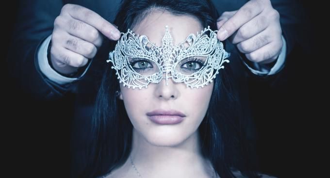 Woman in a masquerade mask - 80 Creative and inspiring engagement party ideas - Image