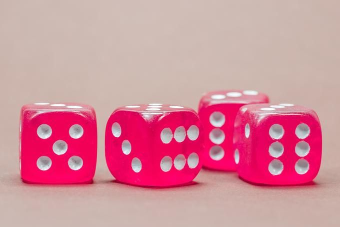 Four pink dice - 80 Creative and inspiring engagement party ideas - Image