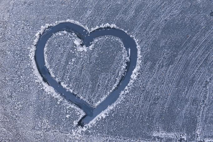 Heart shape drawn on the snow - 80 Creative and inspiring engagement party ideas - Image