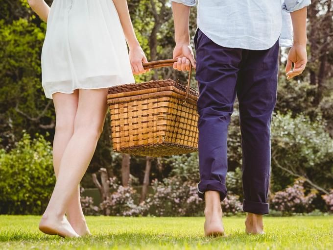 Couple holding a picnic basket - 80 Creative and inspiring engagement party ideas - Image