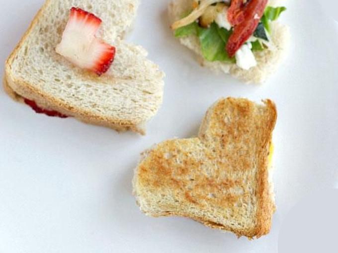 Heart-shaped sandwiches - 80 Creative and inspiring engagement party ideas - Image