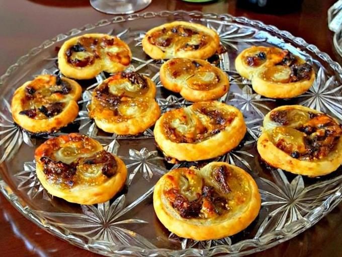 Palmiers on a round glass serving tray - 80 Creative and inspiring engagement party ideas - Image