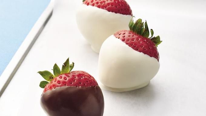 Chocolate dipped strawberries - 80 Creative and inspiring engagement party ideas - Image