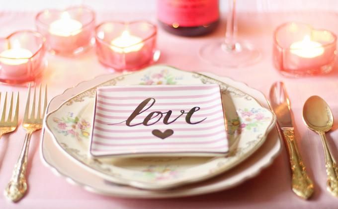 Love served on a plate - 80 Creative and inspiring engagement party ideas - Image