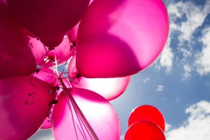 Pink and red balloons - 80 Creative and inspiring engagement party ideas - Image