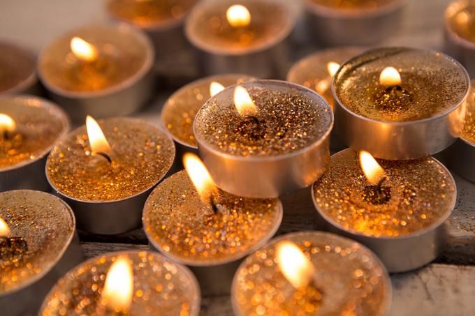 Small candles - 80 Creative and inspiring engagement party ideas - Image