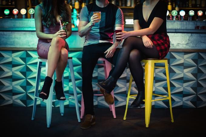 A man and two women at the bar - 80 Creative and inspiring engagement party ideas - Image
