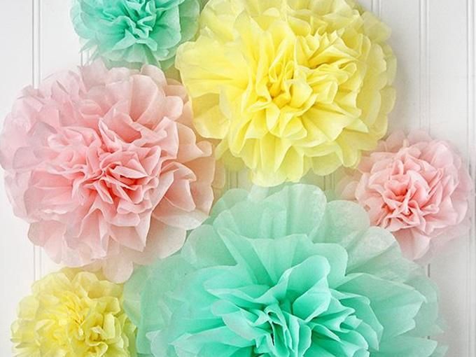 Colorful pom-poms - 80 Creative and inspiring engagement party ideas - Image