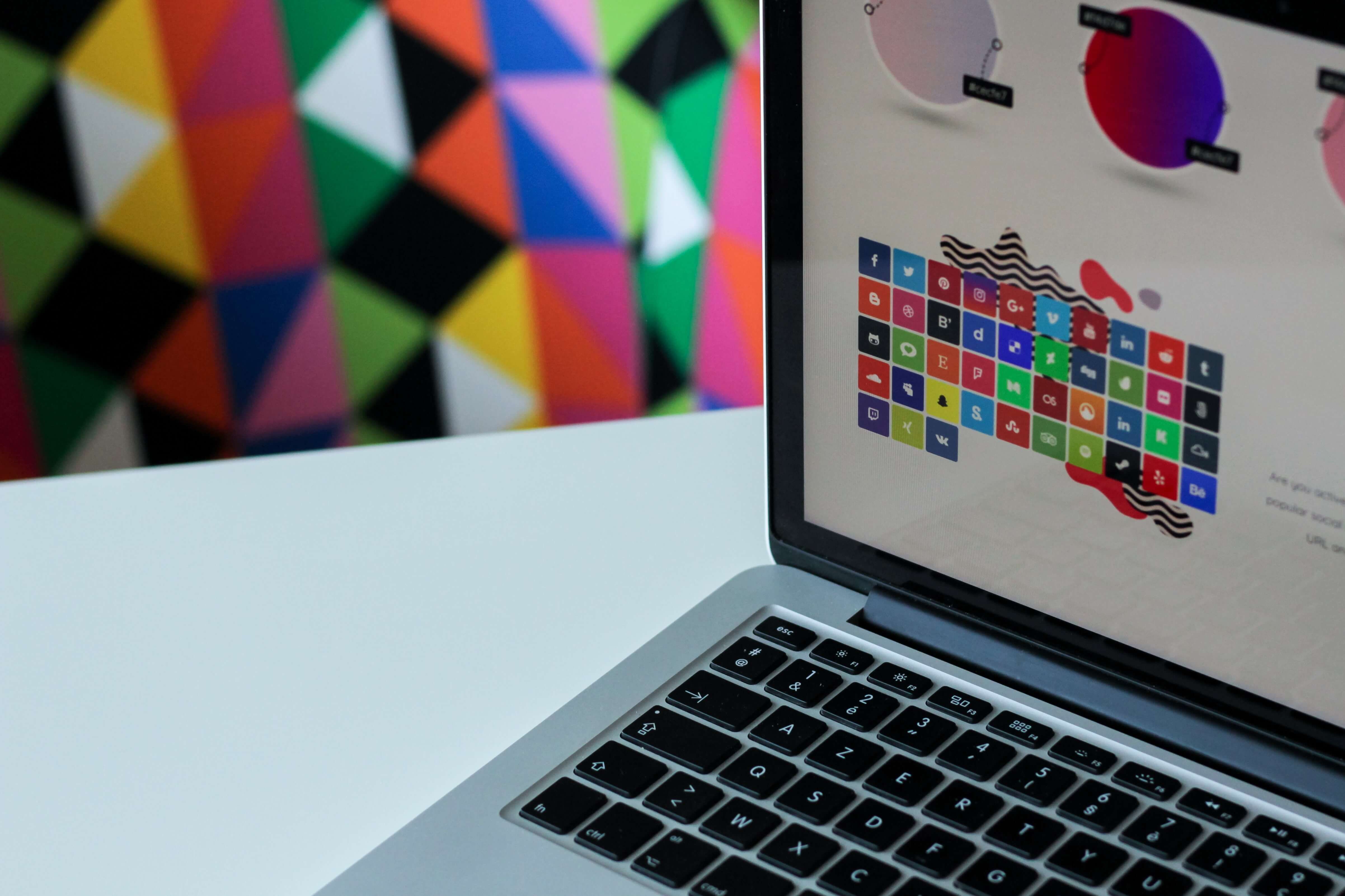 Écran d&#39;ordinateur portable avec graphiques de données avec fond coloré - Comment la conception et l'imagerie peuvent augmenter la valeur de votre site Web - Image 