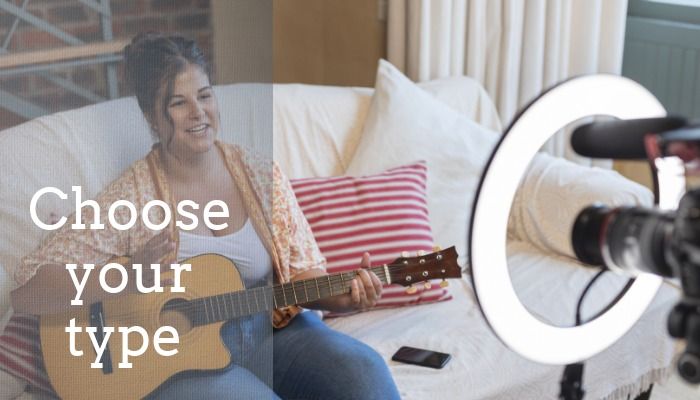 Influencer vor der Kamera mit Gitarre sitzt auf einer weißen Couch mit Text in Weiß. Wählen Sie Ihren Typ