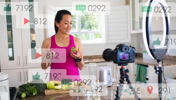 Mikro-Influencer vor der Kamera in der Küche, überlagert mit transparenten Like-, Message- und Play-Video-Zählungen