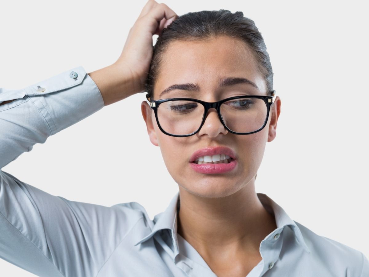 Frauen kratzen sich am Kopf und sehen gestresst aus, wenn sie an die Facebook-Geschäftsseite denken