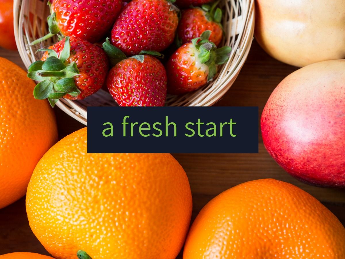Fruta fresca: naranjas, manzanas y una cesta de fresas