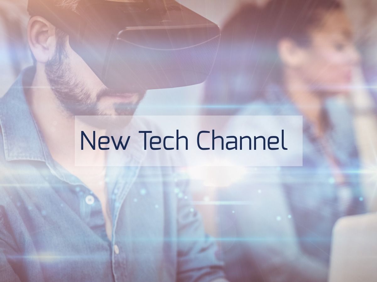 Banner des Tech-Kanals: Person mit Virtual-Reality-Headset