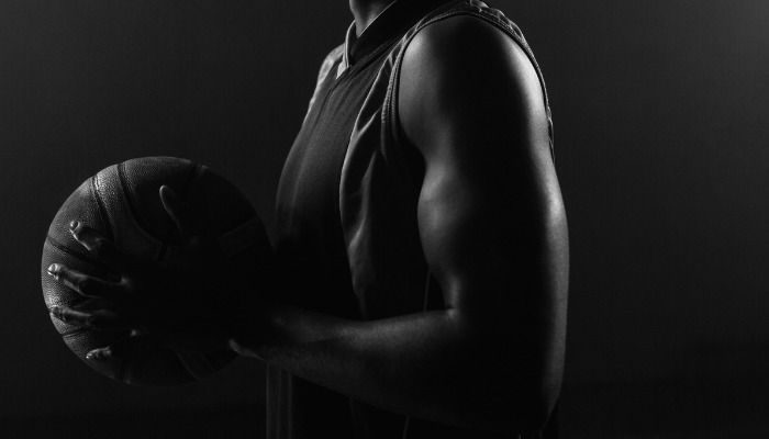 joueur de basket avec un debardeur en noir et blanc - Comment améliorer une photo en ligne avec Design Wizard - Image