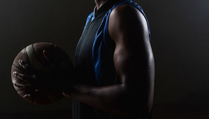 joueur de basket avec un debardeur - Comment améliorer une photo en ligne avec Design Wizard - Image
