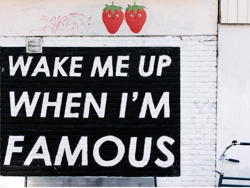 art mural lisant &quot;réveille-moi quand je suis célèbre&quot; avec des icônes de fraise - Comment créer un vlog - Image