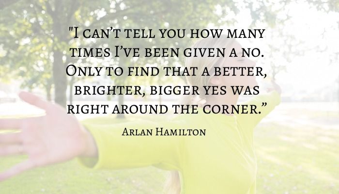 Zitat von Arlan Hamilton mit einer Frau, die beide Arme in der Natur im Hintergrund ausstreckt