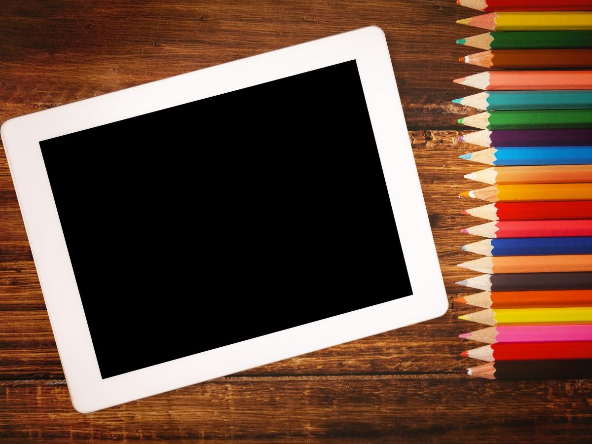 Ipad et crayon de couleur sur une table - idées de présentation - image