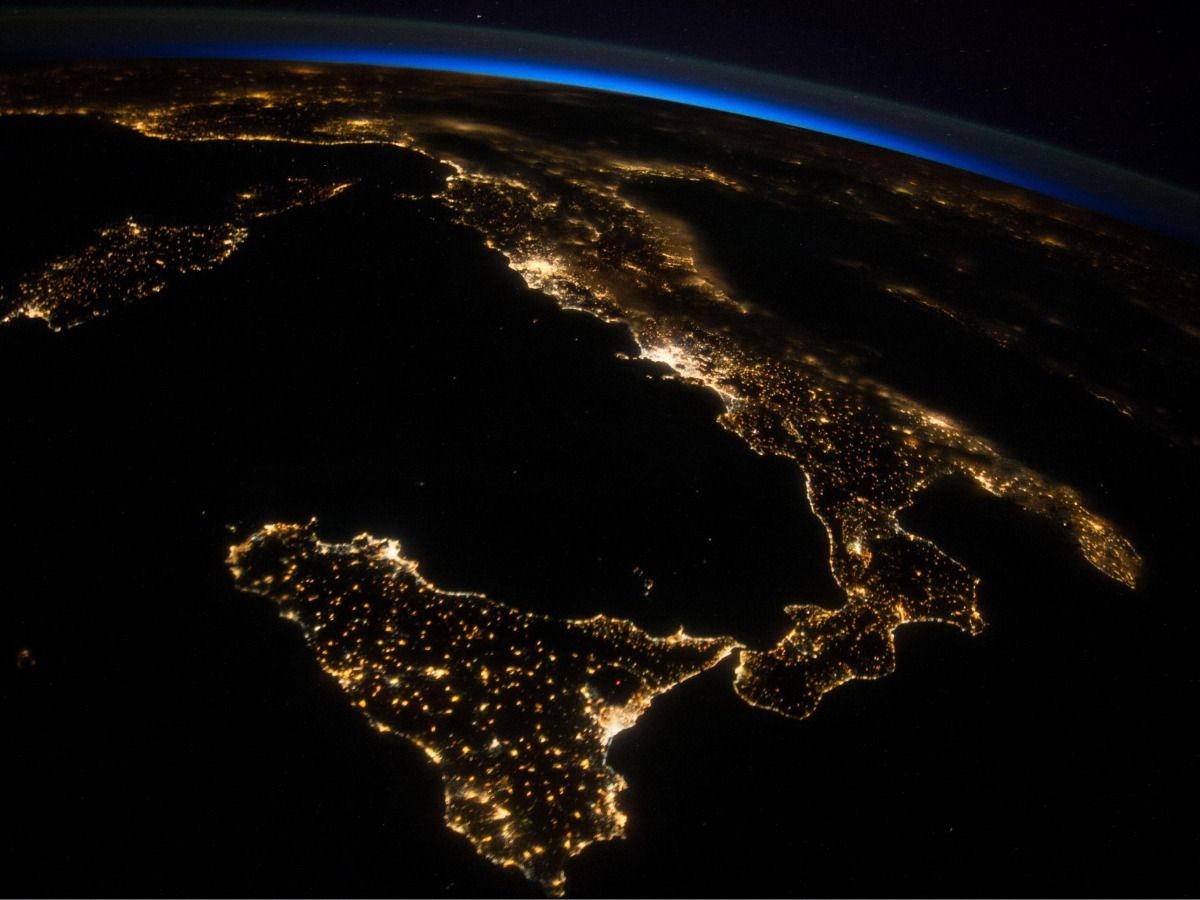 Nachtansicht aus dem Weltraum von Italien