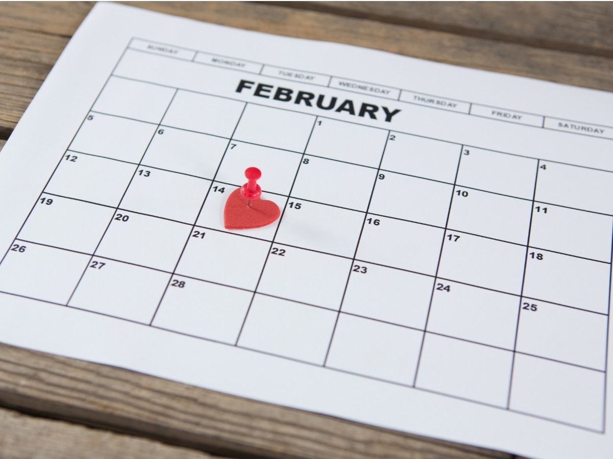 Weißer Kalender mit dem Monat „Februar“ und einem Herz am 14
