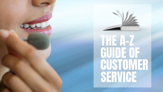 La Guía de servicio al cliente de AZ escrita en primer plano con una mujer usando un auricular como fondo