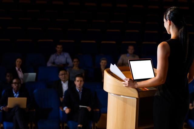 Woman giving a speech - The 100 best event marketing ideas - Image