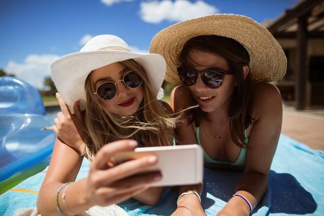 Selfie on vacation - The 100 best event marketing ideas - Image