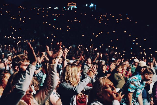 Crowd at a concert - The 100 best event marketing ideas - Image