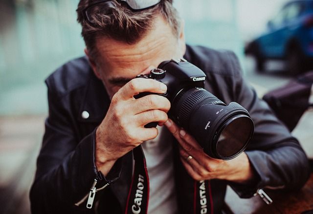 Photographer takes a photo - The 100 best event marketing ideas - Image