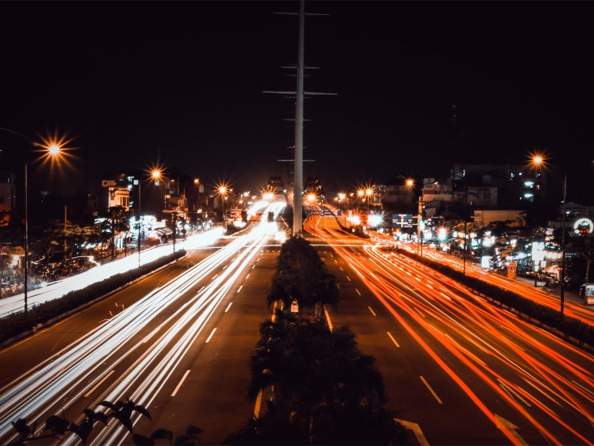 imagen en cámara lenta de coches en carreteras muy transitadas por la noche