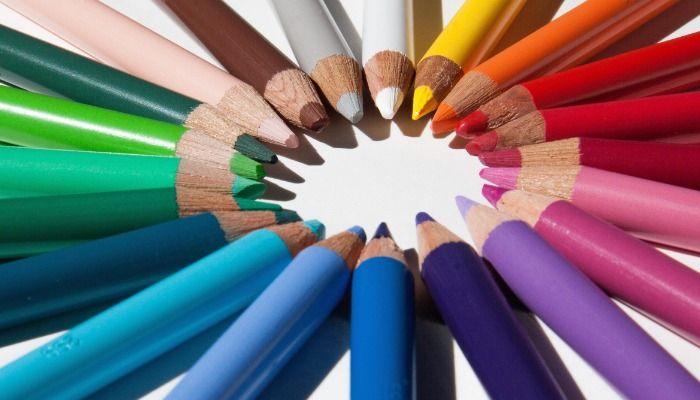 Coloured pencils arranged in circle - The ultimate guide to relationship marketing - Image